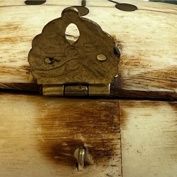 Vintage Inlaid Camel Bone & Brass Oval Trinket Jewely Box With Latch - Picture 10 of 16